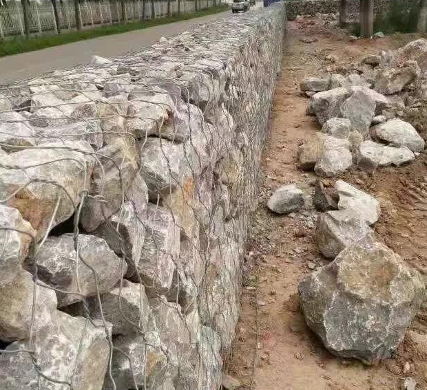 拧花石笼网填石